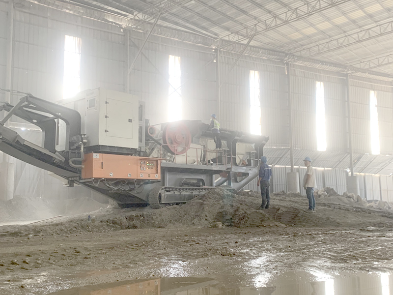 鄂式履帶移動破碎站.jpg 鄂式履帶移動破碎站.jpg